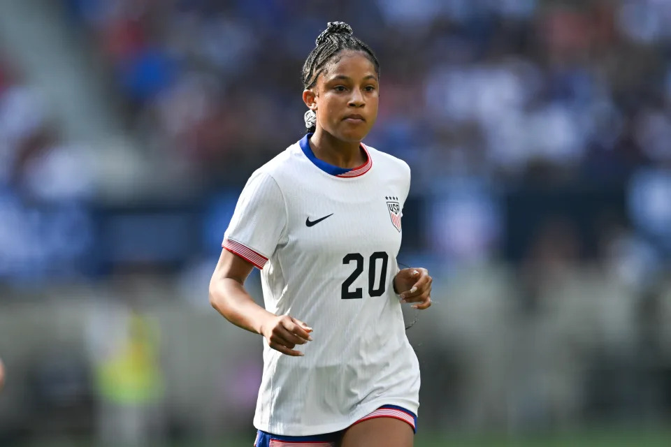 HARRISON, NEW JERSEY - JULY 13: Croix Bethune #20 of the United States looks downfield during a game between Mexico and USWNT at Red Bull Arena on July 13, 2024 in Harrison, New Jersey. (Photo by Stephen Nadler/ISI Photos/USSF/Getty Images for USSF)