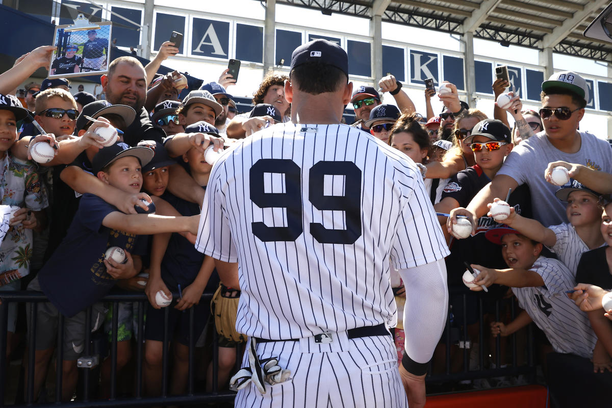 How did the tradition of the Yankees not wearing names on their