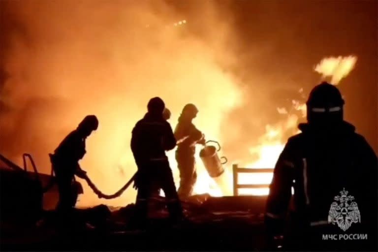 Los bomberos apagan el incendio en una estación de servicio en la ciudad de Makhachkala