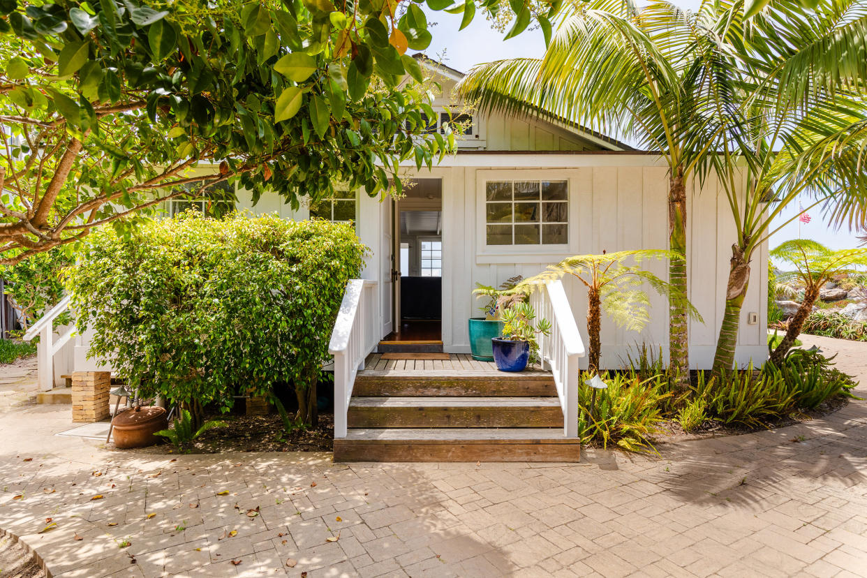 Ashton Kutcher and Mila Kunis put their beach house on Airbnb (Courtesy Katya Grozovskaya)