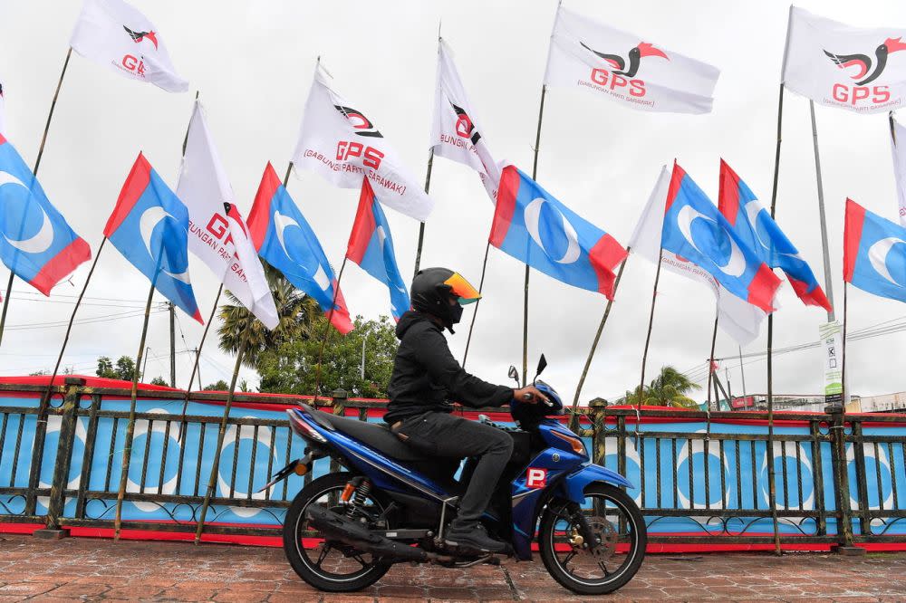 Gabungan Parti Sarawak and PKR flags are pictured along Jalan Matang in Kuching December 10, 2021. — Bernama pic