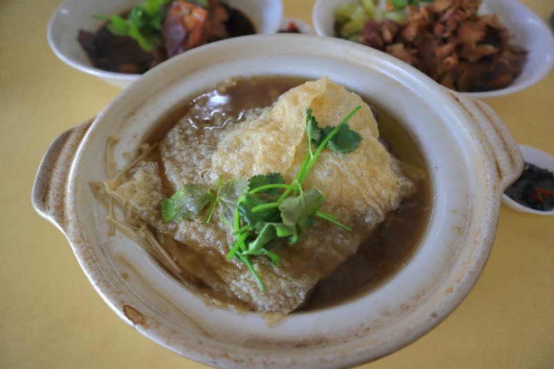 tea inn bak kut teh - claypot herbal bak kut teh