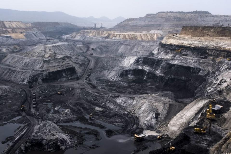 印度賈坎德邦一座露天煤礦，礦深幾十米，礦區直抵地平線