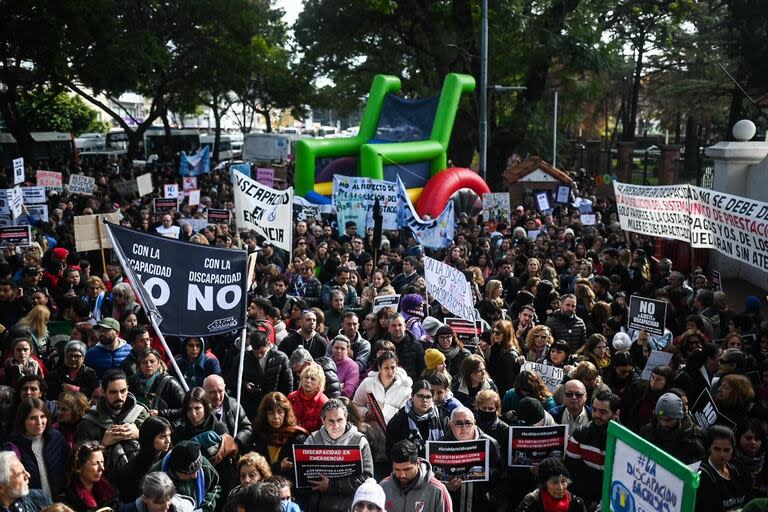 Cientos de personas, esta mañana en Olivos, contra el plan del Gobierno para desregular los servicios del sector de discapacidad