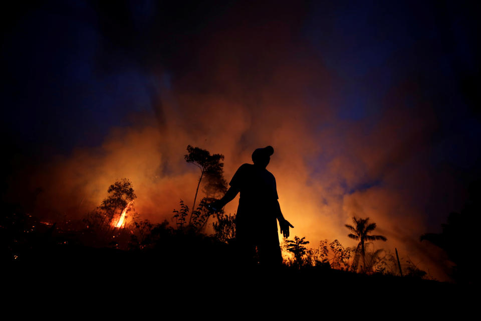 Ein Mann vor der Kulisse des brennenden Amazonas-Regenwaldes im August in Apui, Brasilien. (Bild: REUTERS/Ueslei Marcelino)