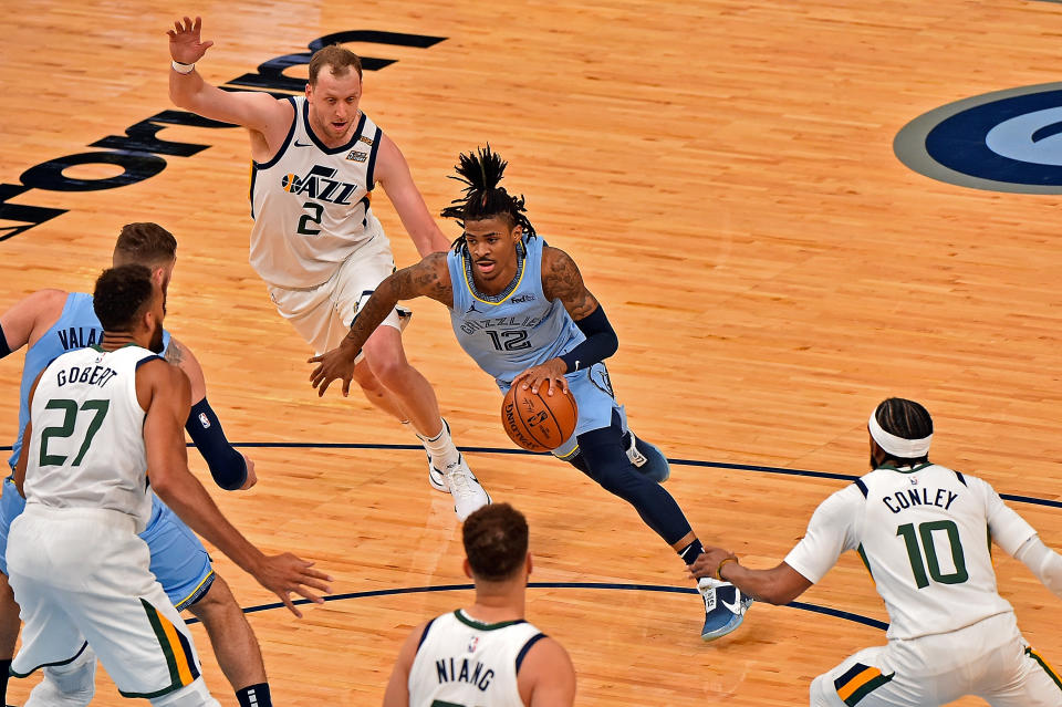 Ja Morant #12 de los Memphis Grizzlies rodeado por jugadores de los Utah Jazz durante la primera mitad del tercer juego de la serie de primera ronda de los playoffs de la Conferencia Oeste. (Foto de Justin Ford/Getty Images)