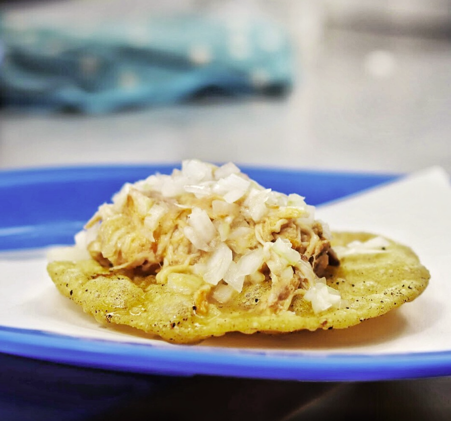 torta de cochinita, una deliciosa tradición callejera de la comida típica de Yucatán