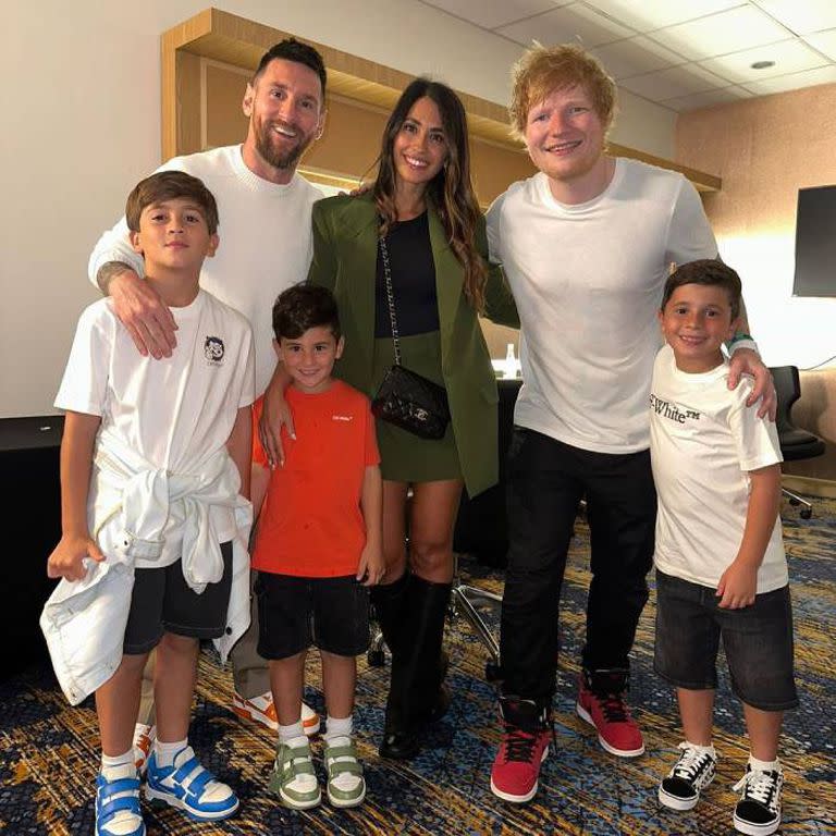 Lionel Messi, Antonela Roccuzzo, Ed Sheeran, los adultos de la foto; Mateo, Ciro y Thiago Messi, los pequeños en el encuentro entre la familia del futbolista y el cantante británico en Florida