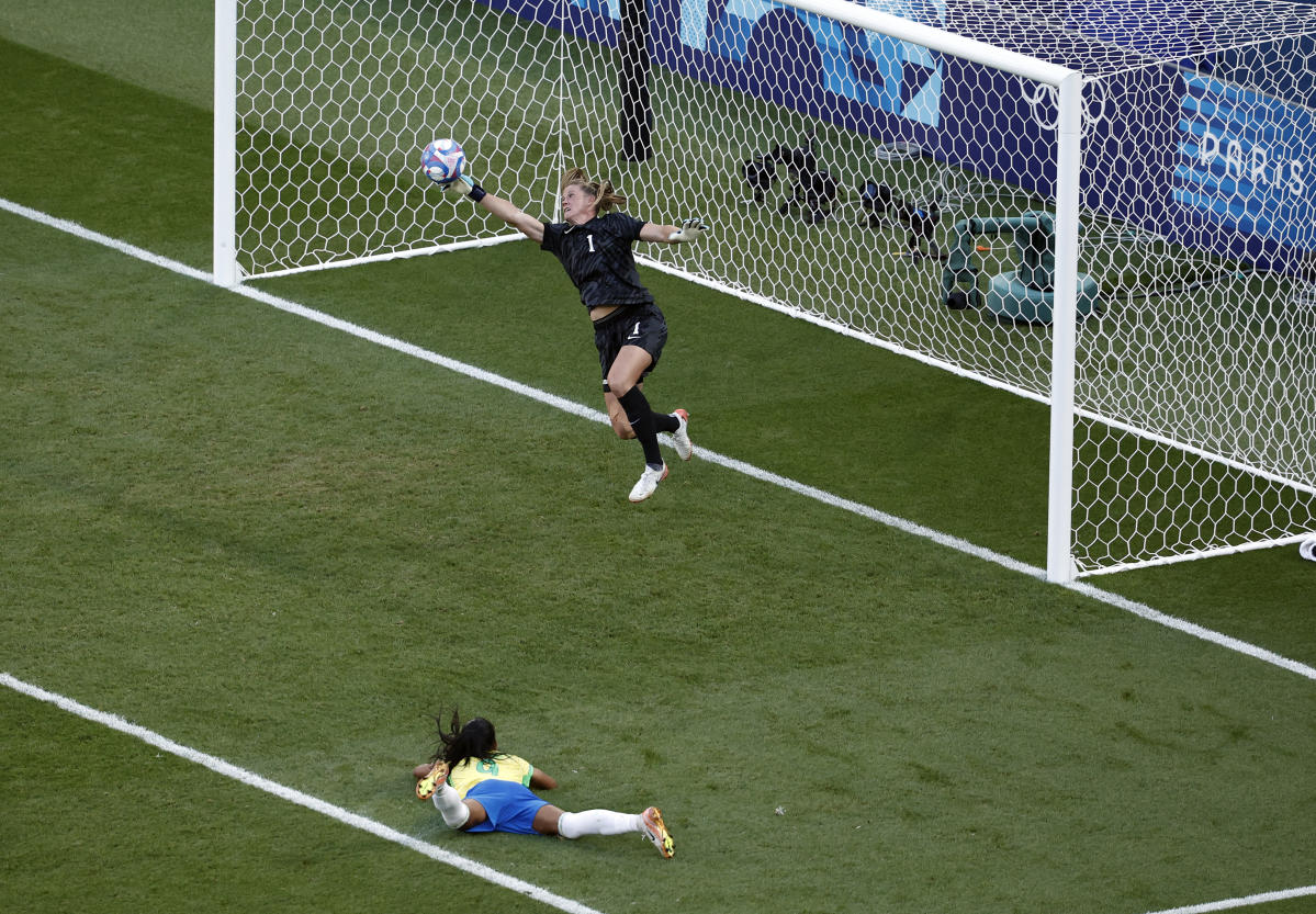 The unsung Olympic heroes of the USWNT: The combative Alyssa Naeher and a historically good defense