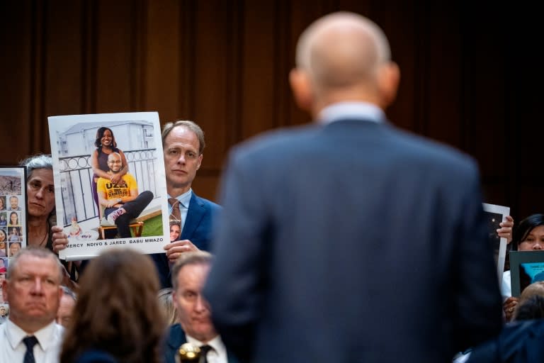 Michael Stumo and his wife Nadia Milleron, the parents of Samya Rose Stumo, listen as Boeing CEO Dave Calhoun (R) speaks directly to family members of those killed in the Ethiopian Airlines Flight 302 and Lion Air Flight 610 crashes (Andrew Harnik)