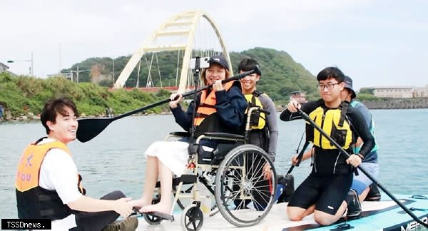 基市推動推動《愛運動＊動無礙》無礙計畫，由國立台灣海洋大學攜手新北市輪椅夢公園，帶領十五位身心障礙學員享受玩水樂趣。（記者林玉棋翻攝）