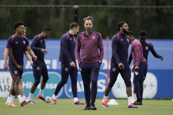 英格蘭足球總教練Gareth Southgate(中)與球員練球。（美聯社）