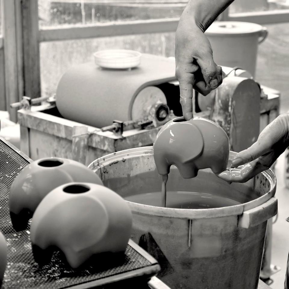 日本瀨戶工匠的手工將大象造型的陶瓷作品轉化成了一個自動吸水花盆