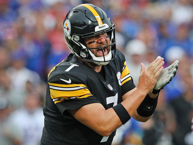 Quarterback Ben Roethlisberger of the Pittsburgh Steelers looks on News  Photo - Getty Images