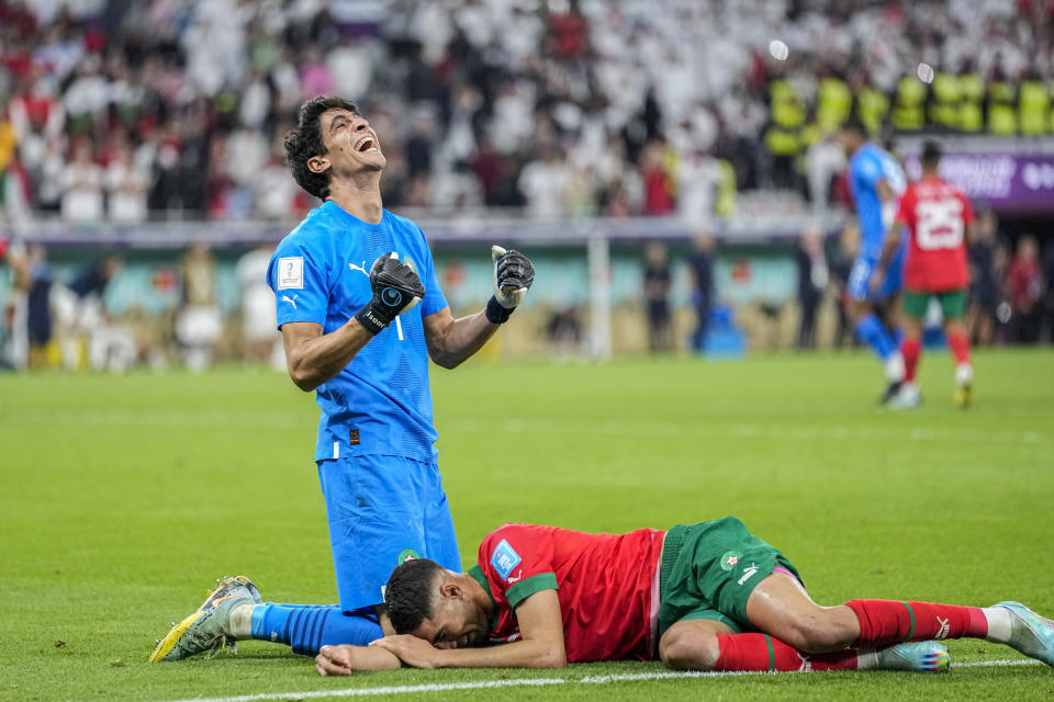 El arquero de Marruecos Yassine Bounou, a la izquierda, celebra con su compañero Achraf Hakimi la victoria sobre Portugal en los cuartos de final del Mundial en el estadio Al Thumama de Doha, Qatar, sábado 10 de diciembre, 2022. (AP Foto/Ariel Schalit)