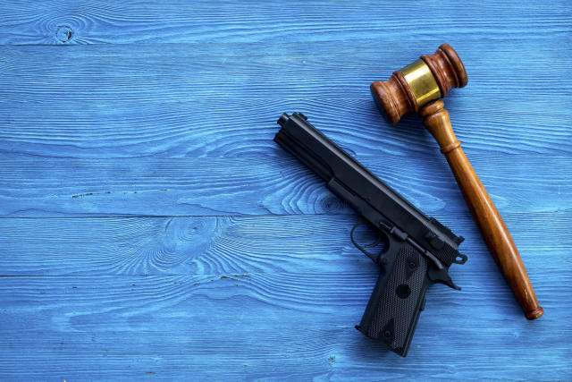 EUA: juez da vía a jóvenes de 18 para comprar armas cortas