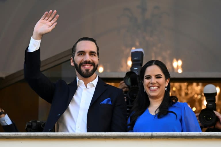 Le président salvadorien Nayib Bukele salue ses partisans en compagnie de son épouse Gabriela Rodríguez, au Théâtre national dans le centre historique de San Salvador, le 29 février 2024 (Marvin RECINOS)