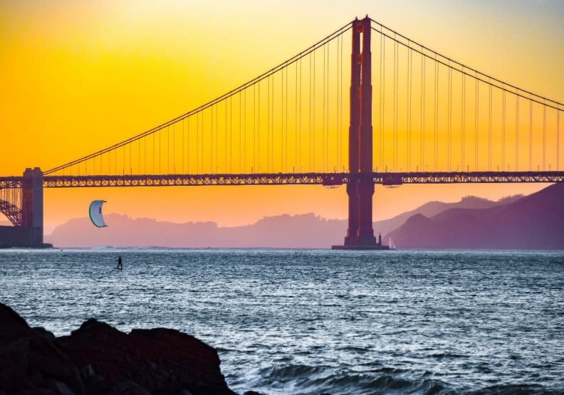 由於位處洋流交會處，讓舊金山的金門大橋（Golden Gate Bridge）常身處在濃霧中。圖取自 Sam Goodgame on Unsplash