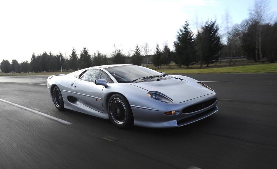 With exposed headlights, an XJ220 in action: At 194.1 inches long, 79.1 inches wide, and 45.3 inches tall, it is a huge car even 25 years after its market debut.