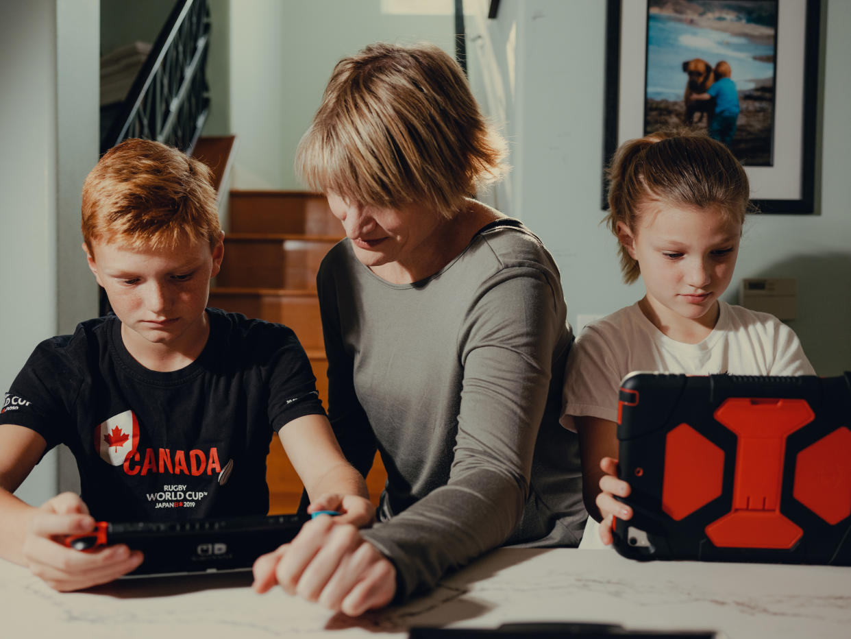 Candice Odgers, una profesora de la Universidad de California, campus Irvine, en casa con sus hijos en Newport Beach, California, 15 de junio de 2020. (Rozette Rago/The New York Times)