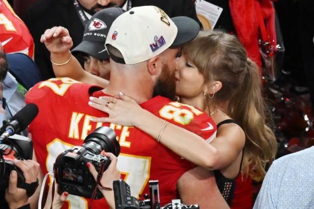 Taylor Swift, Travis Kelce celebrate with Super Bowl kiss in Las Vegas -  Yahoo Sports