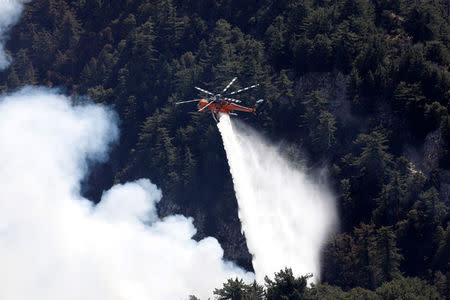 An air crane helicopter drops water while battling the Wilson Fire near Mount Wilson in the Angeles National Forest in Los Angeles, California, U.S. October 17, 2017. REUTERS/Mario Anzuoni