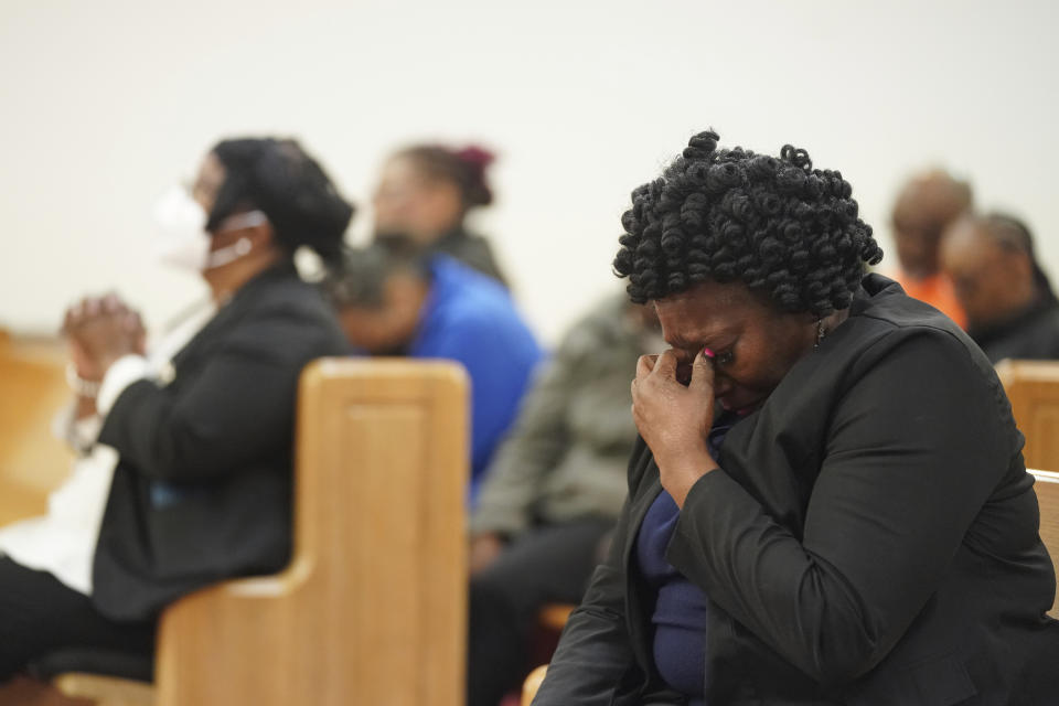 Sharon Hammond ora durante una vigilia en honor de un grupo de estadounidenses que fueron secuestrados en México, en un templo de Word of God Ministries, el 8 de marzo de 2023, en Scranton, Carolina del Sur. (AP Foto/Sean Rayford)