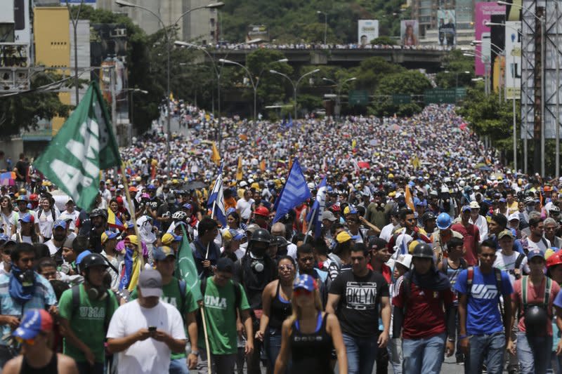 委內瑞拉大批反政府的示威人士19日走上首都卡拉卡斯的街頭（AP）