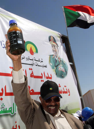 FILE PHOTO: Sudan's President Omar Hassan al-Bashir holds a bottle of crude oil during the inauguration of the new Hadida oilfield in Hadida, South Kordofan State, December 27, 2012. REUTERS/Stringer/File Photo