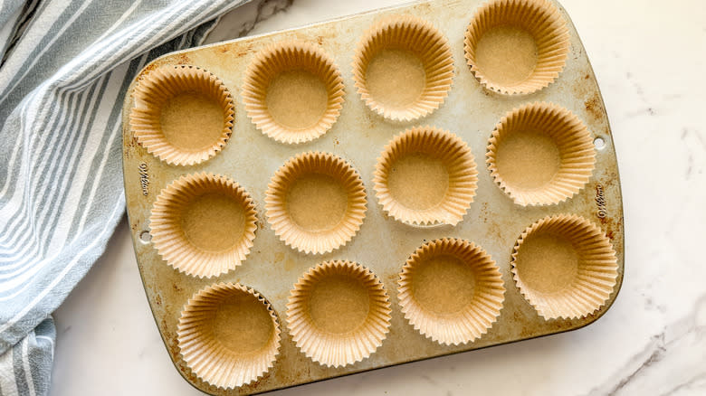 muffin tin with liners