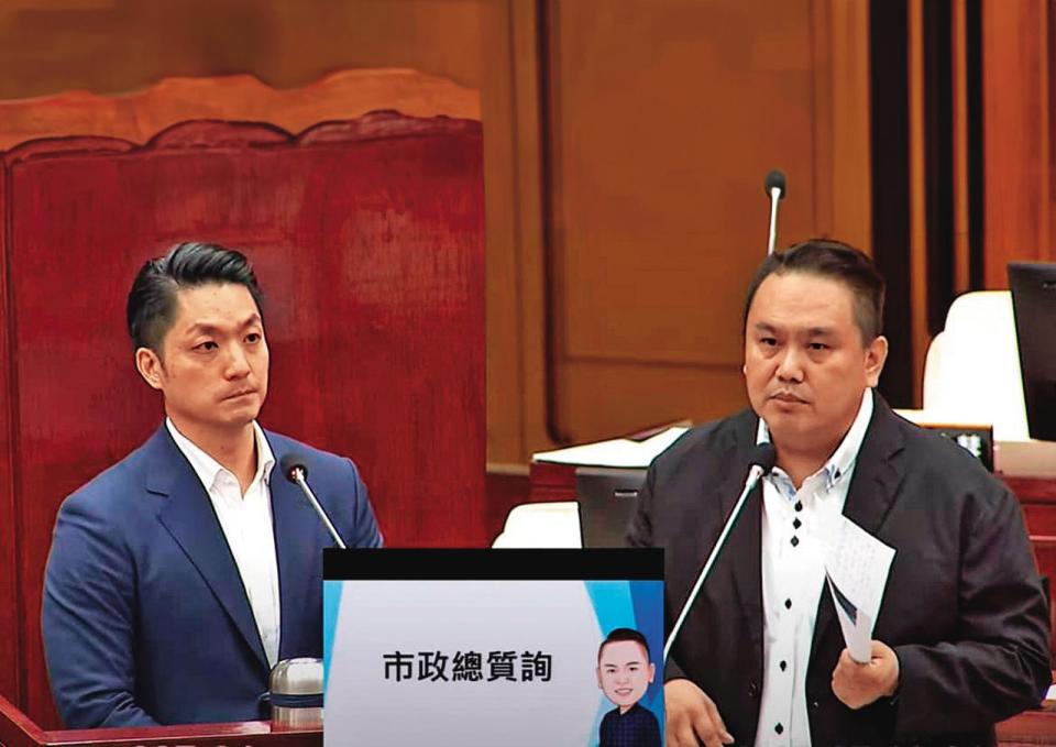 台北市議員陳重文（右）曾針對監視器案質詢台北市長蔣萬安（左），被檢察官懷疑涉嫌對特定業者護航。（翻攝陳重文臉書）