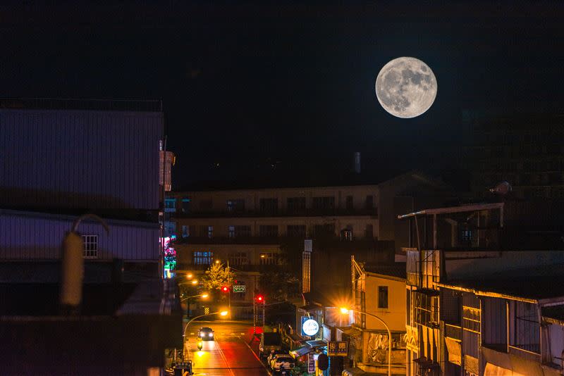  最美「超級藍月」曝光，攝影施林建邦在黑夜中等到奇蹟。（此圖為合成）。（圖／攝影師林建邦提供）