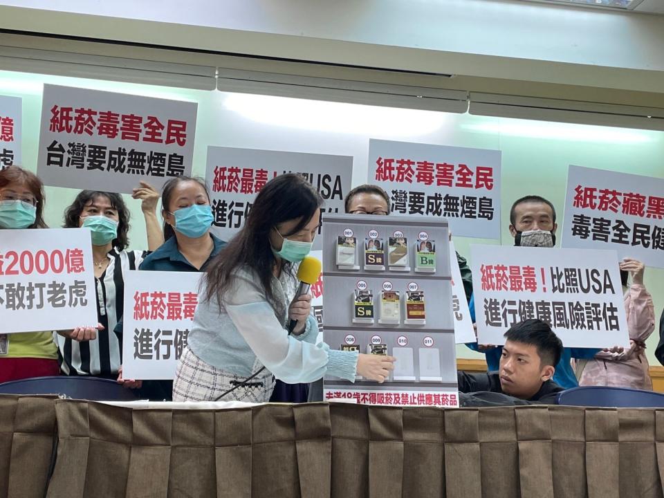 新北市家長志工教育成長協會理事長何若萍擔憂，因紙菸不須經健康風險評估，一年來已上市14款，青少年吸食比例仍攀高。（新北市家長志工教育成長協會提供）