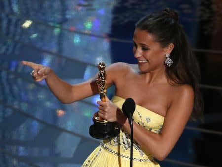 Alicia Vikander receives the Oscar for Best Supporting Actress for her role in "The Danish Girl" at the 88th Academy Awards in Hollywood, California February 28, 2016. REUTERS/Mario Anzuoni