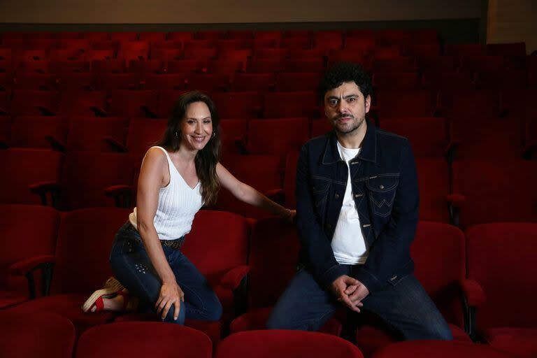 Malena Solda y Alberto Ajaka en la platea del Multitabarís, donde desde esta semana volvió a la cartelera Made in Lanús