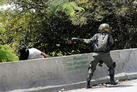 A demonstrator runs trying to avoid riot security forces during a strike called to protest against Venezuelan President Nicolas Maduro's government in Caracas, Venezuela, July 20, 2017. REUTERS/Andres Martinez Casares