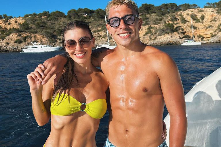 Lisandro Martínez disfrutó de sus vacaciones junto a su novia