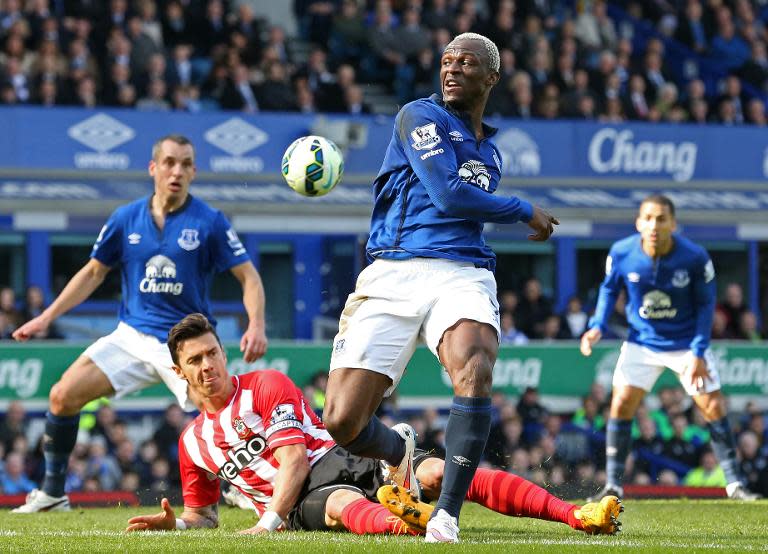 Everton's Ivorian striker Arouna Kone (C) fights for the ball with Southampton's Jose Fonte during their English Premier League match, at Goodison Park in Liverpool, on April 4, 2015