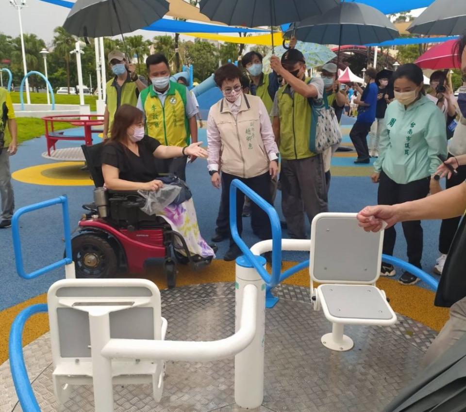 港濱歷史公園特色遊戲場有台南市第一組可供無障礙人士遊玩的無障礙旋轉盤。（記者吳孟珉攝）