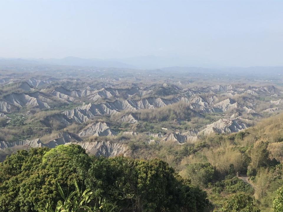 元旦到二寮看完日出後，可再到３０８高地俯瞰整個月世界的壯麗山景。（記者施春瑛攝）