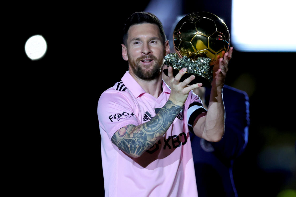 MLS: Lionel Messi presentando su Balón de Oro ante la afición del Inter Miami. (Megan Briggs/Getty Images)