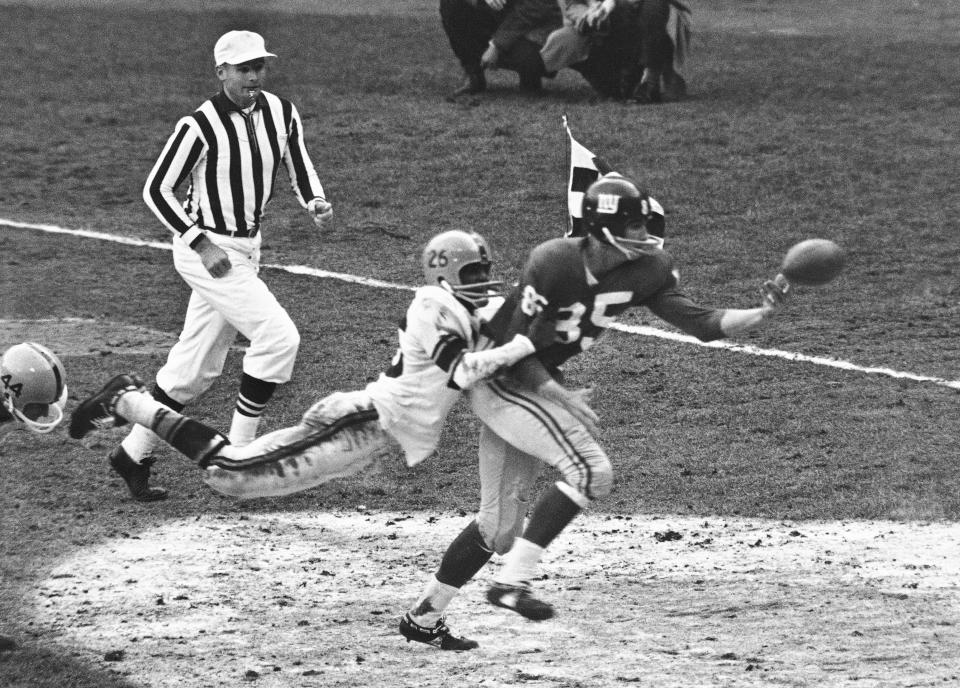 FILE - In this November 1961 file photo, New York Giants' Del Shofner (85) is unable to catch a pass from Y.A. Tittle as Pittsburgh Steelers' Brady Keys (26) defends during an NFL football game in New York. Shofner, the wide receiver who combined with Hall of Fame quarterback Tittle to give the Giants one of the NFL's most prolific passing threats in the early 1960s, has died. He was 85. Shofner's daughter, Laurie Shofner Corwin, confirmed the death Thursday, March 12, 2020, in a telephone call to The Associated Press. A family statement said the five-time Pro Bowl receiver died in Los Angeles on Wednesday of natural causes with his family by his side. (AP Photo, File)