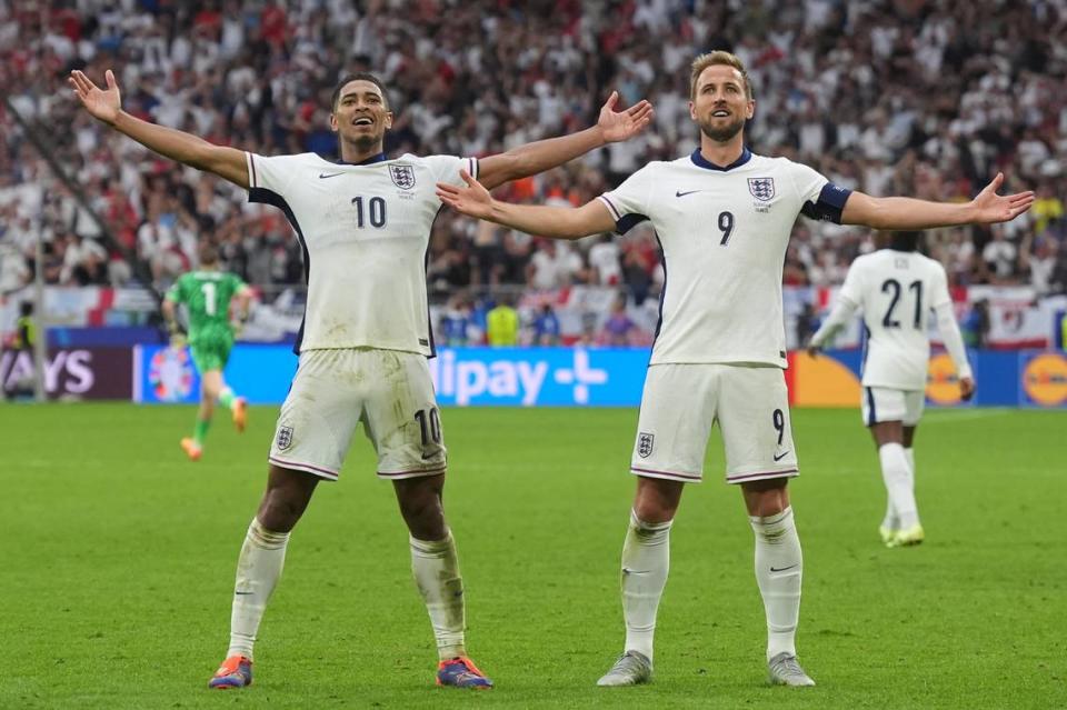  Los goleadores de Inglaterra Jude Bellingham, (izq.) y Harry Kane celebran el empate 1-1 ante Eslovaquia, en el partido de la Eurocopa celebrado el 30 de junio de 2024 en Gelsenkirchen, Alemania.