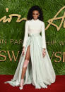 <p>Das kanadische Model Winnie Harlow erschien in einem winterlichen Zweiteiler aus einem plissierten Maxirock mit Maxi-Beinschlitz und einem kuscheligen Wollpullover von Brandon Maxwell. Die perfekte Winter-Kombination aus unaufgeregt-lässig und glamourös. (Bild: AP Photo) </p>