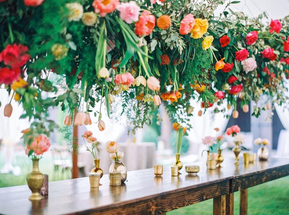 20) Elevate your blooms with installations.