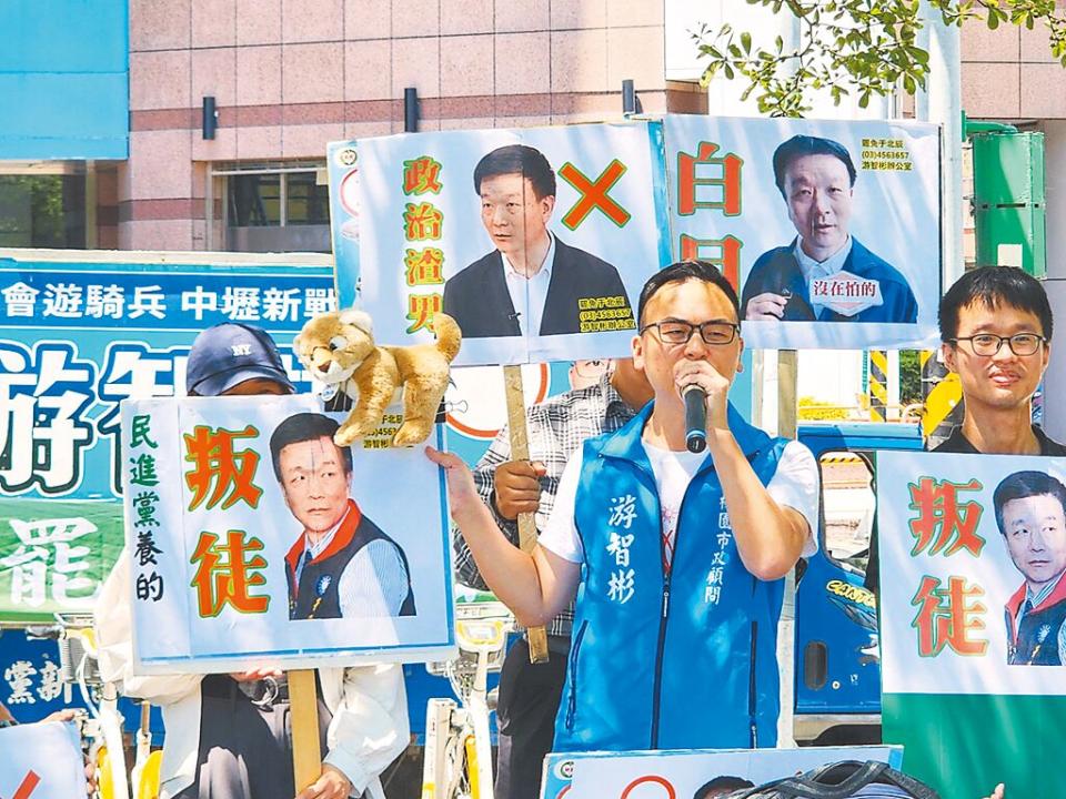 新黨副發言人游智彬3日到民進黨中央黨部，公開桃園市議員于北辰罷免進度。（張薷攝）