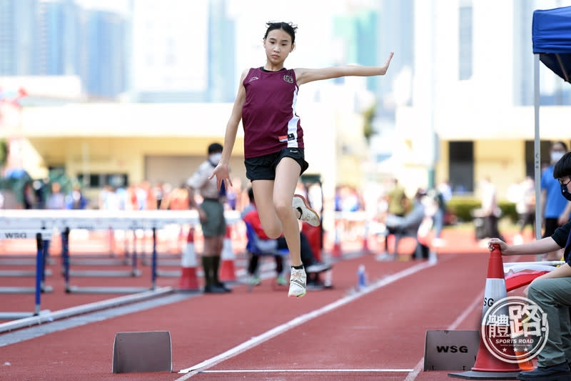 2022年女子跳遠青年排名第二的啟思中學張銚芝，上午先於女子B Grade 100米初賽跑出12秒46首名晉級，下午轉戰跳遠以5米49摘下金牌