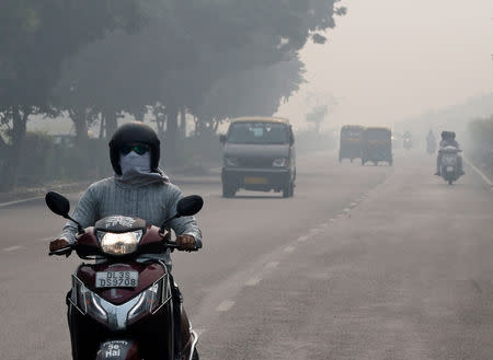 People commute on a smoggy morning in New Delhi, India, November 5, 2018. REUTERS/Altaf Hussain