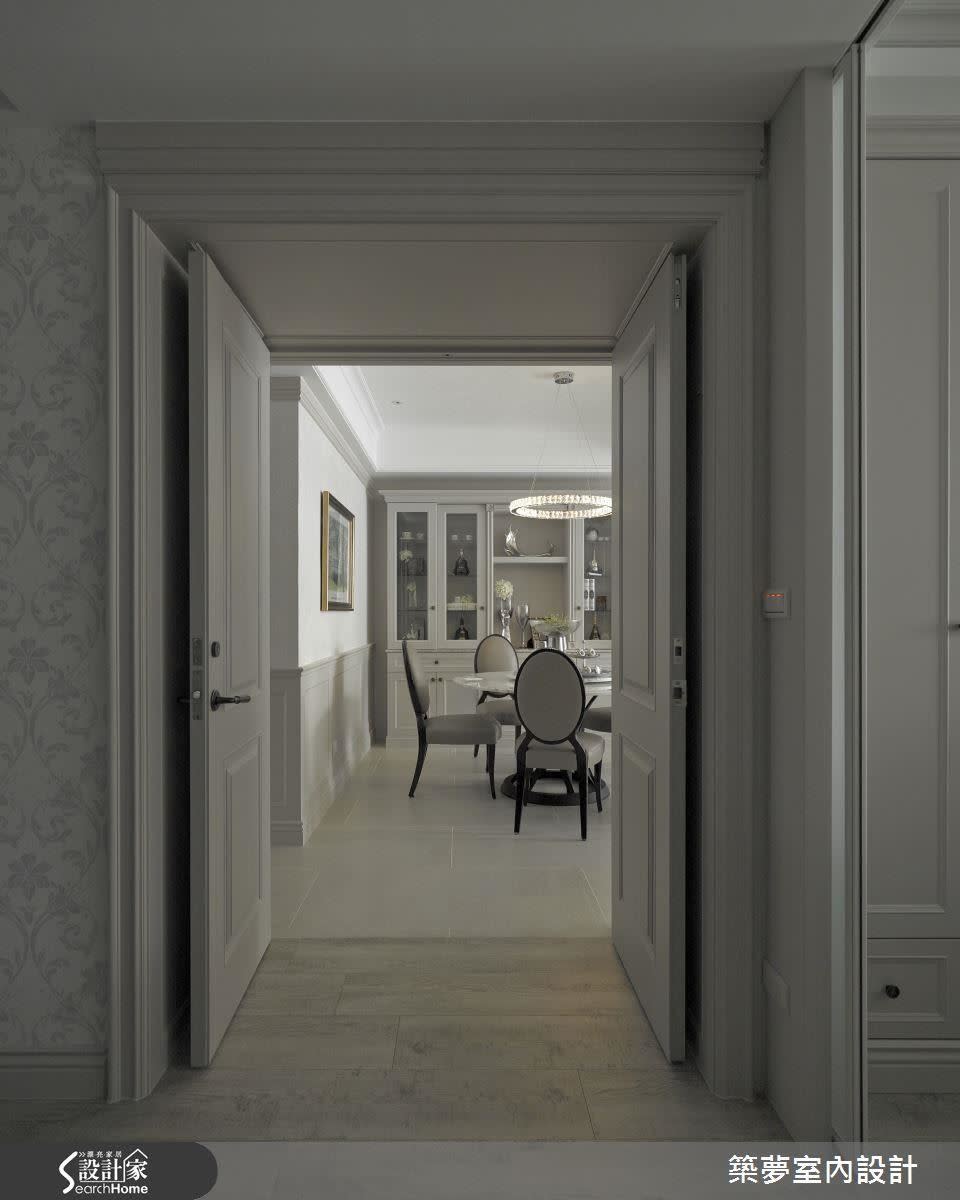 臥室採用歐式經典的雙開門設計，從簡單日常的開門動作，敞開開闊的視野，而在臥室門廊的框畫之下，廊道、餐廳與古典訂製櫃體相繼形成景深層次。
