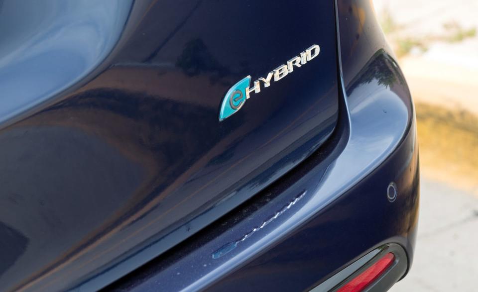 <p>2018 Chrysler Pacifica hybrid</p>